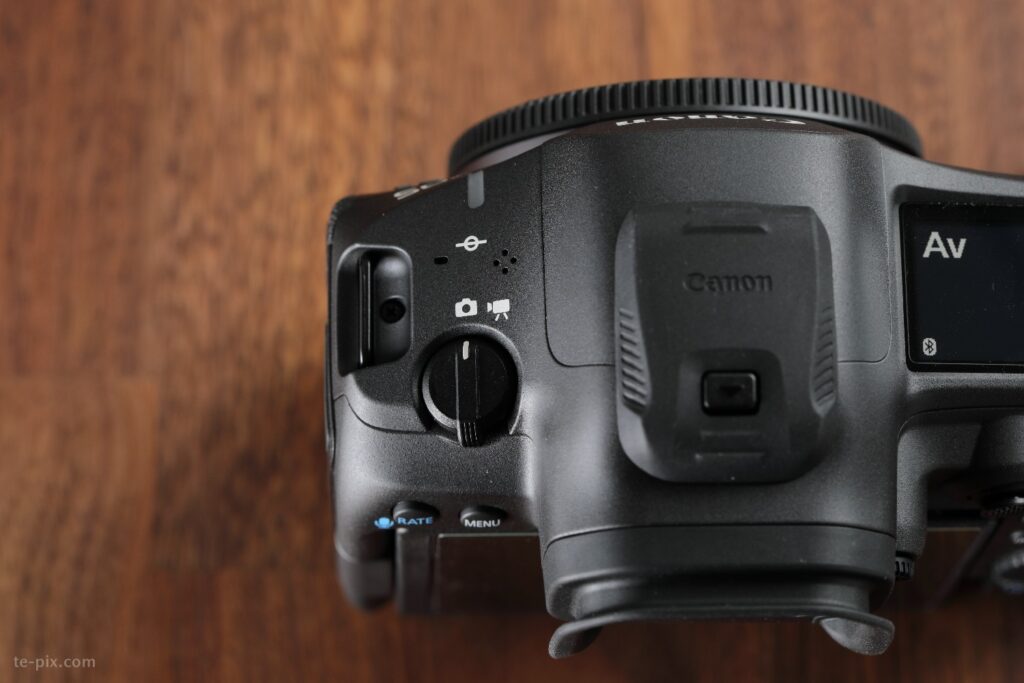 EOS R5 MarkIIの左肩部