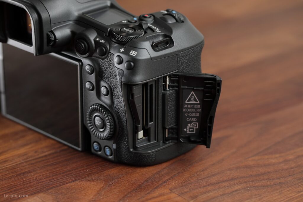 EOS R5 MarkIIカードスロット