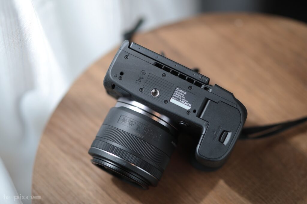 R5 Mark II底面