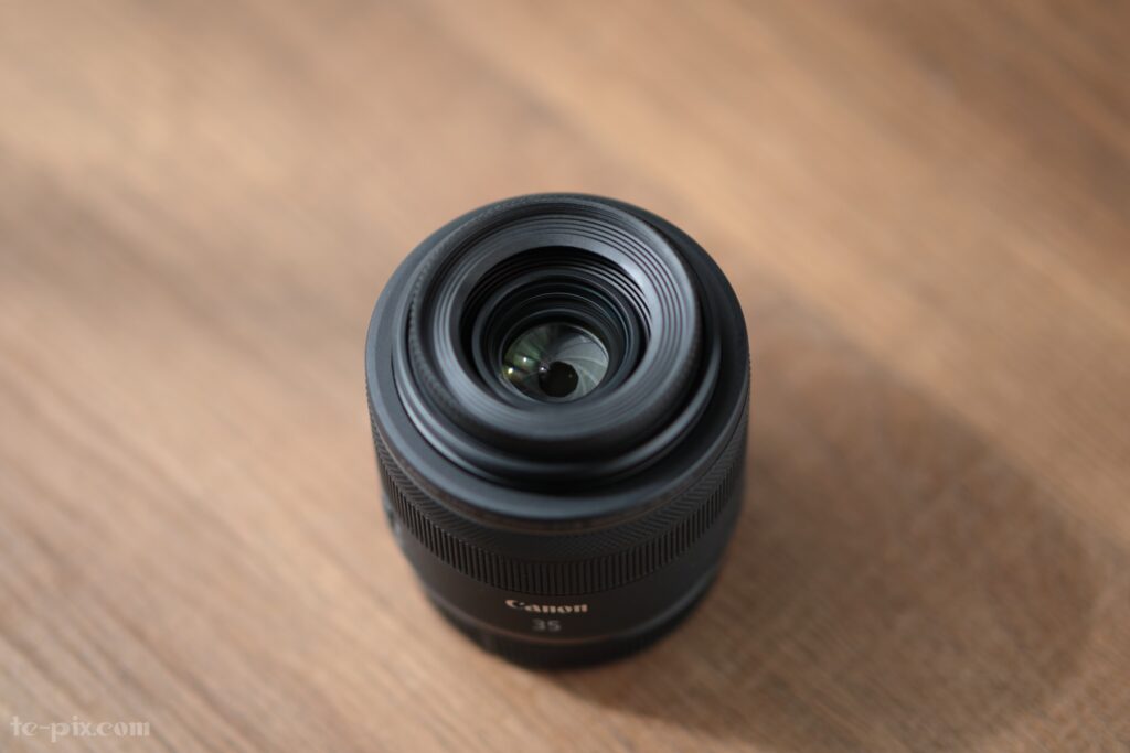 RF35mm F1.8 MACRO IS STMにレンズフードを装着