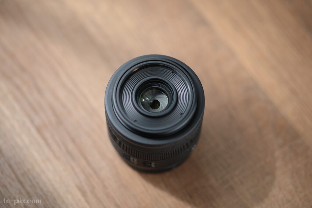 RF35mm F1.8 MACRO IS STMの前玉と絞り